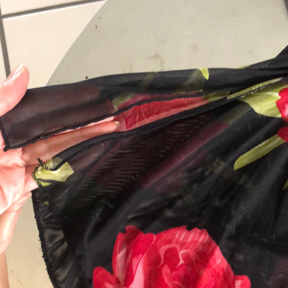 🌹 Tunic with Red Roses Print - Picture 3 of 6